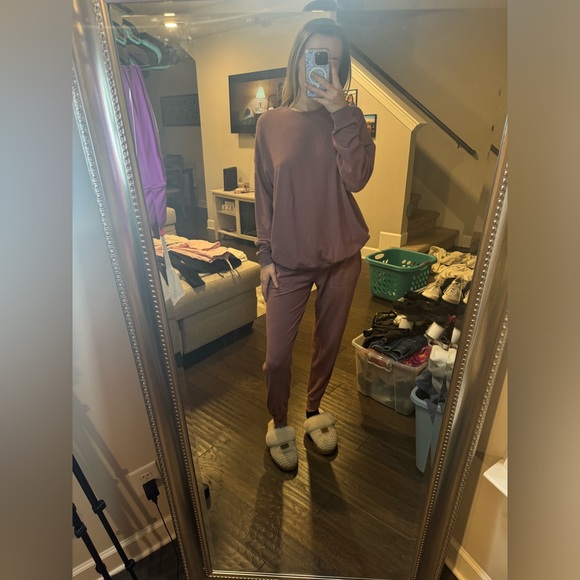 ALO Yoga Mauve Sweatshirt & Joggers Set - Picture 1 of 3